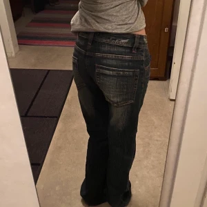 Y2k jeans - Skitsnygga baggy jeans från john f gee! Säljer för att jag ej använder de💕 Skriv om ni vill veta mått! Ganska små i storleken 