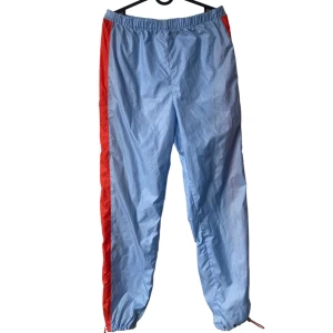 Low rise / lågmidjade byxor  - Låg midjade sport byxor i tunt material 