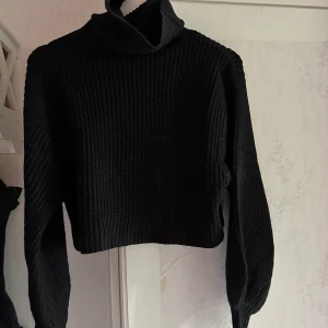 Stickad tröja  - Svart polo-stickad tröja i nyskick.