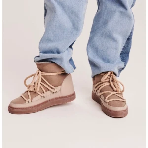 Inuikii  - Säljer dessa vinterskor från inuikii då dom är för små för mig. Höger fot är mer uttöjd då min högra fot är större. Men det är inte något som är jätte synligt. Dom är i okej skick. 