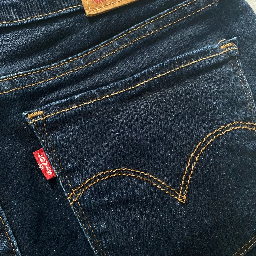 Säljer ett par knappt använda Levis jeans i storlek 28. Modellen heter 715 Bootcut, nypris ca 1100kr💖  Hör av er vid frågor eller intresse💙  Rensat garderoben, så kika gärna på mina övriga annonser.😍. Jeans & Byxor.