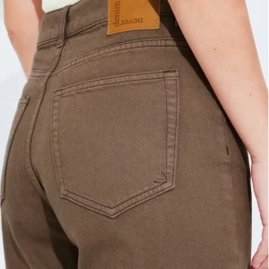 Bik bok regular wide bruna jeans - Ett par sköna bruna jeans! Sitter tajtare över rumpan och lite lösare i benen :)