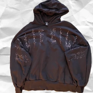 Billie eilish hoodie  - Använder inte längre. Många rinestones har ramlat av. hör av vid frågor, intresse ❣️270+frakt 