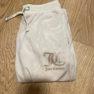 Mjukis byxor  - Säljer mina äkta juicy couture byxor, då jag inte använder dom. Köptes för 700 kr