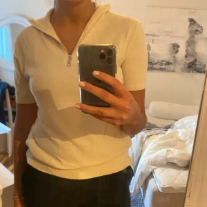 Jättefin topp från Filippa K - Använd 1 gång. Krämvit.  Nypris 1800 kr
