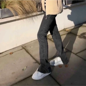 Zara jeans - Snyggaste zara jeansen med slits. Slutsålda sedan länge😍😍😍 sitter som en smäck!
