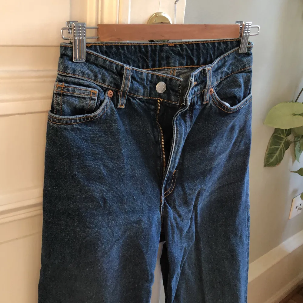 Mörkblå wide leg jeans från Monki i storlek 24. Lång modell. Köpare står för frakt.. Jeans & Byxor.
