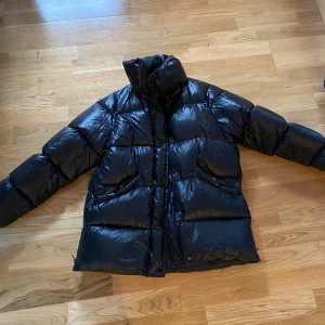 Peak Performance, Svart Puffer Jacka - Köptes förra vintern och är fortfarande i väldigt bra skick! Nypris 4 500kr:)