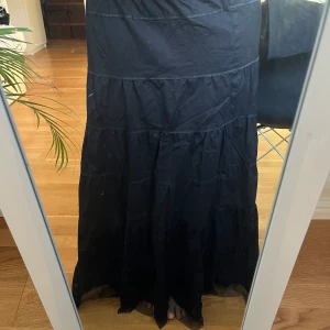 Svart kjol - Skit ball svart kjol som nt kmr till användning