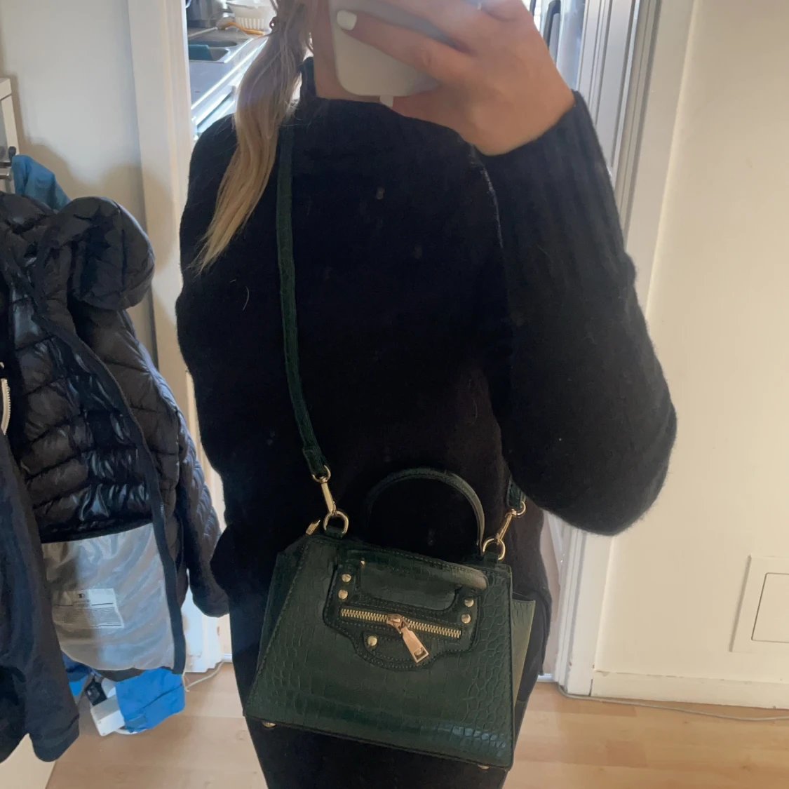 Grön väska med fina gulddetaljer!  - 91
