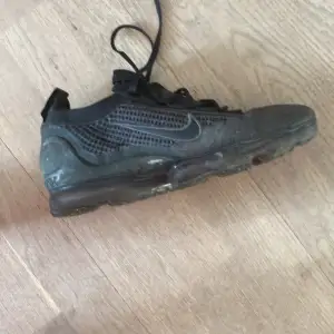 Nike vapor Max  Lite små repor men Inget stort  Skorna har inte punka och har mycket luft i  Köpta för 2500 