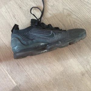 Nike vapor max - Nike vapor Max  Lite små repor men Inget stort  Skorna har inte punka och har mycket luft i  Köpta för 2500 