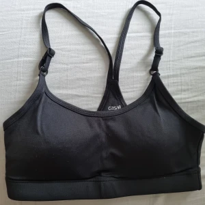 Casall Strappy Sport Bh - Säljer Casall Strappy Sport Bh i XS. Köpt för 499kr, säljs 100kr. Knappt använt pga den är för tajt för mig. Kan mötas upp i Göteborg, annars betalar köparen frakt på 63kr💞💞
