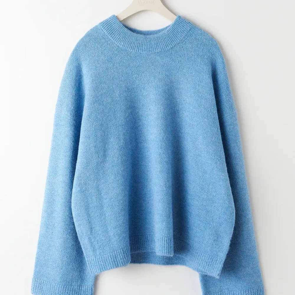 Säljer min ljusblåa stickade tröja från Gina Tricot. Den är i nyskick och köpt för två månader sedan. Storleken är S och sitter oversized på mig som vanligtvis är XS. . Tröjor & Koftor.