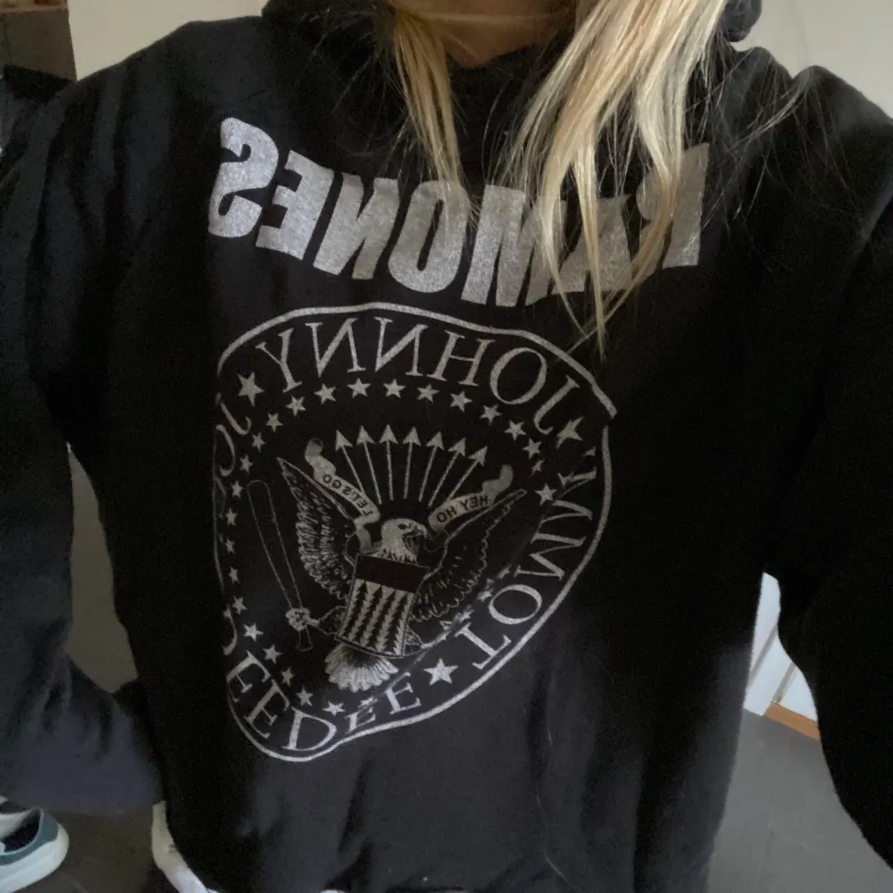 Så cool limited edition Ramones x Pull and Bear hoodie. Väldigt skön o snygg passform.❤️. Hoodies.