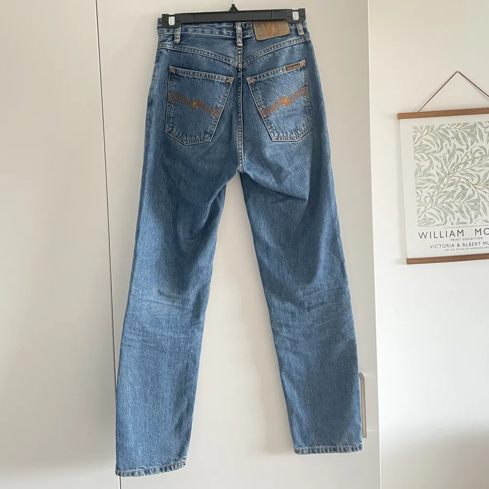 Säljer mina fina Nudie jeans i storlek W24 L28 då det tyvärr blivit för små. Jeansen är använda men i fint skick. Inga fläckar eller andra defekter.  Hoppas de kan få komma till en ny garderob att förgylla.     Modell: Breezy Britt  Färg: Friendly Blue. Jeans & Byxor.
