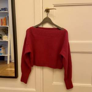 Fin mörkrosa off-shoulder-tröja från & Other Stories i storlek S. Kan mötas i Stockholm annars står köpare för frakt. 