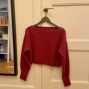 Off-shoulder tröja  - Fin mörkrosa off-shoulder-tröja från & Other Stories i storlek S. Kan mötas i Stockholm annars står köpare för frakt. 