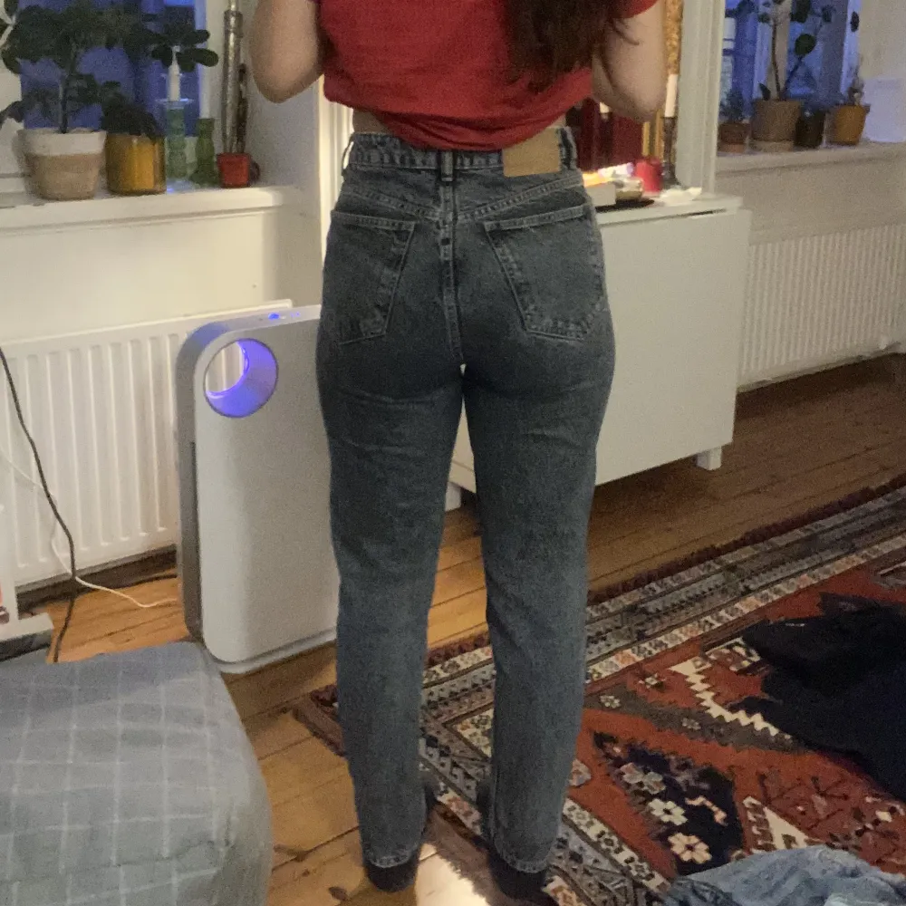 Snygga jeans från zara, är 163cm lång . Jeans & Byxor.