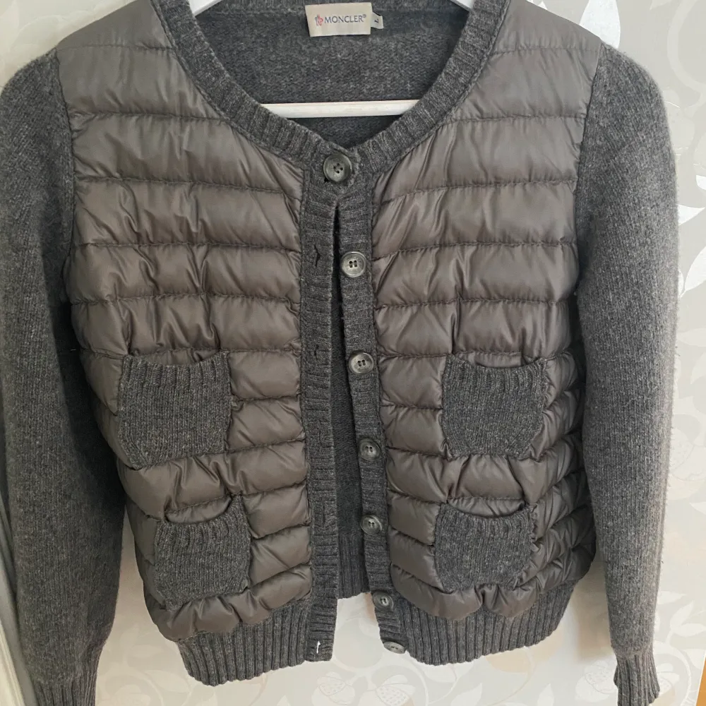 Nu säljer jag min fina moncler cardigan i stl L, men sitter som en s💕 Köpt begagnad, men aldrig använt då den var för liten redan när jag fick hem den. En perfekt jacka nu till våren i väldigt bra skick!✨✨skriv för fler bilder💕Köp direkt för 4000kr. Jackor.