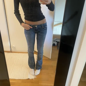Lågmidjade jeans  - Säljer dessa lågmidjade långa jeans som inte säljs längre. Säljer då de inte kommer till användning längre💕jag är ca 174cm och brukar ha storlek 36 men dessa passar mig bra💕