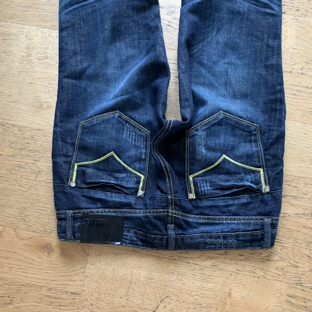 Skitcoola jeans med bootcut och låg midja. Najs wash, tyvärr lite små på mig! MÅTT: midja 79 cm, innerben 82 cm, Jag är 177 cm! Kolla min profil för liknande plagg❣️. Jeans & Byxor.