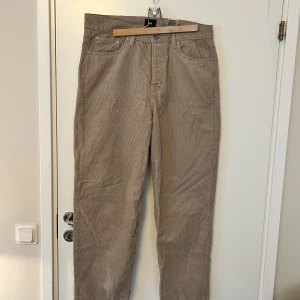 HM Manchesterbyxor - Helt oanvände manchesterbyxor från HM, Loose Fit.  Mörkare på bilden än i verkligheten. Nypris 399kr.