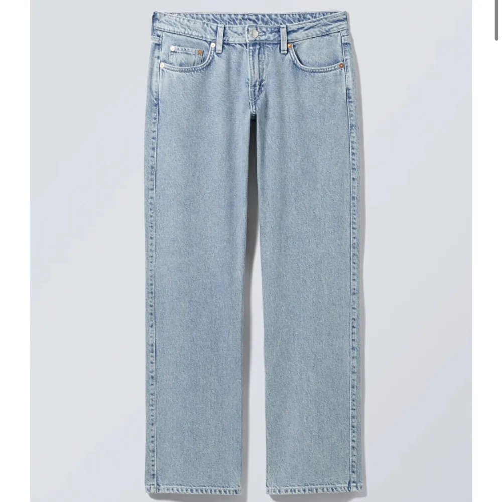 Säljer dessa lågmidjade jeans från weekday, inga defekter ❤️ pris kan diskuteras. Passar mig som har storlek S . Jeans & Byxor.