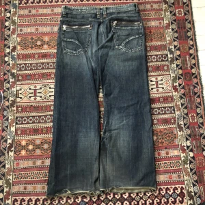 baggy jeans - längd:101cm midja:45cm benöppning:29cm (lite smutsiga vid benöppningen inte hunnit tvätta dem)