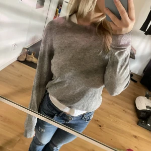 Grå Kashmir tröja  - Grå Kashmir tröja. Super fin men kommer inte till användning. Skriv dm vid intresse 🫶🫶