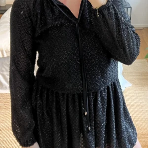 Glittrig Michael Kors Klänning - Finns ett hål i högra armhåla som inte syns vid användning