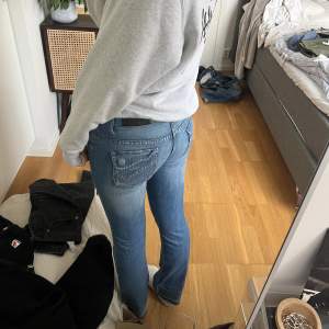 Intressekoll på mina sjukt snygga lågmidjade jeans som är köpta second hand i London! Skulle säga att de passar 34/36 och de går ner till fötterna på mig som är 174 cm lång. !!! BUDET LIGGER PÅ 380+FRAKT!!!