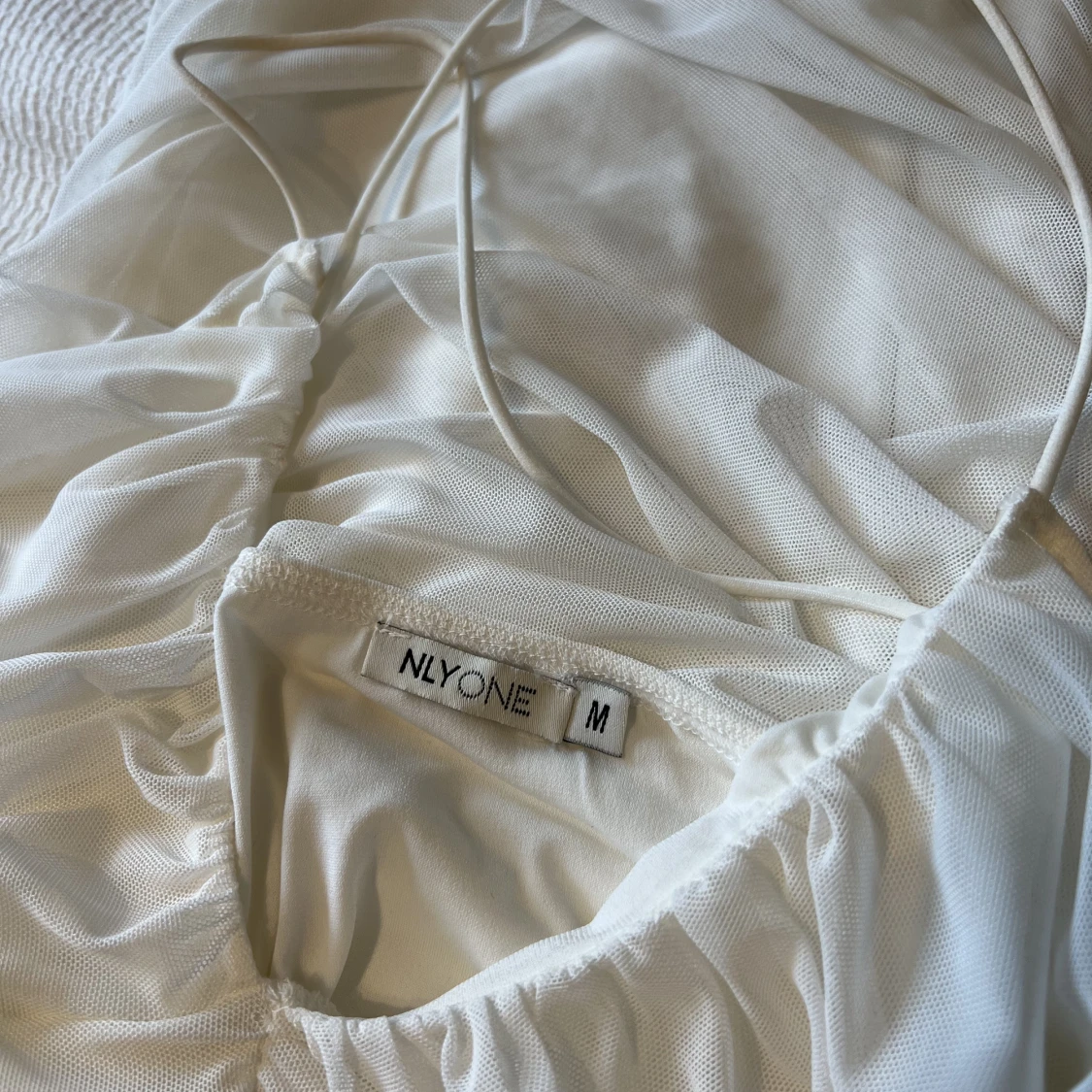 Vit figurnära klänning i mesh - 91