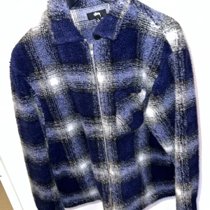 Stussy jacka - En skön mysig, luftig jacka. Använt typ 3 gånger. 