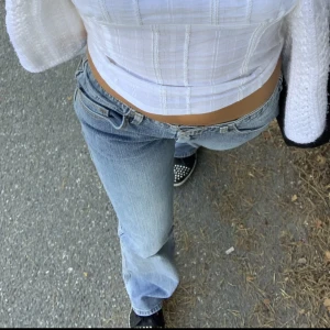 Lågmidjade jeans - Säljer mina älskade lågmidjade brandy melville jeans 💕 midjemått ca 73 cm, jag är 168 cm. Inte sålda!!