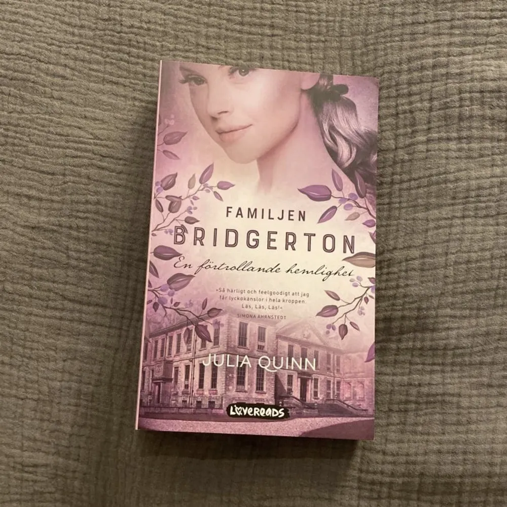 Tredje boken i Familjen Bridgerton serien. Aldrig läst, helt nytt skick. (Frakten ingår inte, kostar olika) Snälla klicka inte på ”köp nu”💗. Övrigt.