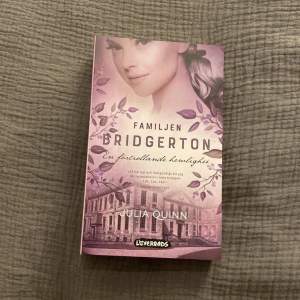 Tredje boken i Familjen Bridgerton serien. Aldrig läst, helt nytt skick. (Frakten ingår inte, kostar olika) Snälla klicka inte på ”köp nu”💗