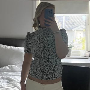 Topp från Zara - Jättesöt topp från Zara. Använd endast fåtal gånger, är i storlek M men passar S och XS