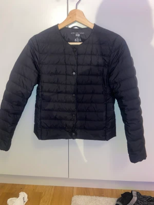 Uniqlo jacka - Skit snygg jacka som inte kommer till användning❤️nypris 699 tror jag❤️ köp direkt för 375🤍☺️