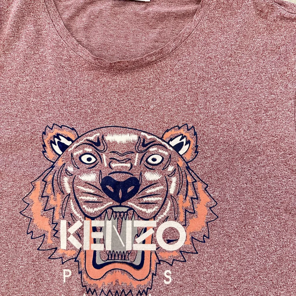 Kenzo T-Shirt Använd men fint skick (9/10) Inga fel eller hål. Storlek L. T-shirts.