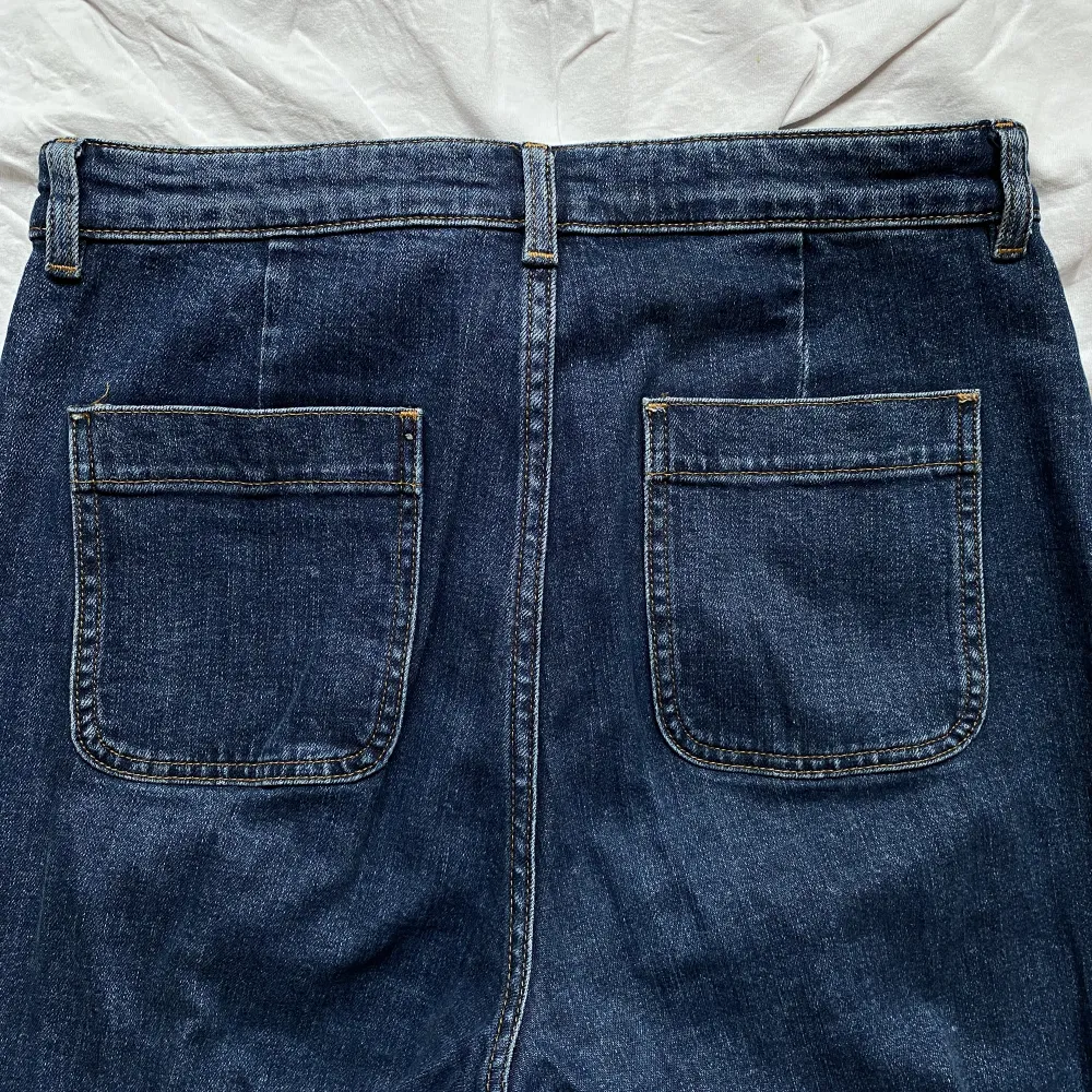 Högmidjade jeans från &other stories i 70-tals stil, använda en gång. Jeans & Byxor.