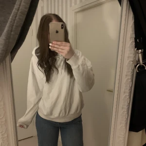 Vit hoodie  - Vit hoodie i storlek m från lager157 