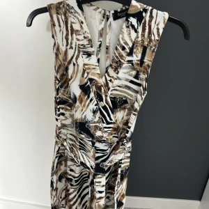 Playsuit - Playsuit från sisters point använd 2 gånger. Mixad färger mellan svart, beige och vit. Normal i storlek.