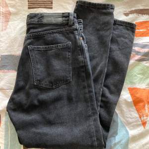 Säljer ett par fina jeans av modellen kinomo (high relaxed) i storlek 27 tum (typ 36). 