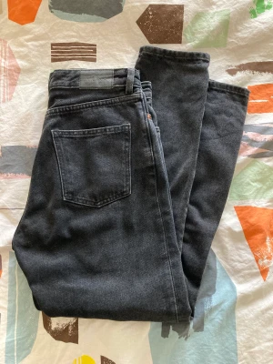 Jeans monki - Säljer ett par fina jeans av modellen kinomo (high relaxed) i storlek 27 tum (typ 36). 