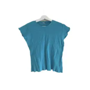 Blå t-shirt storlek S, märket living crafts☺️
