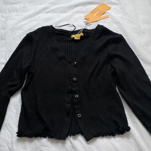 Svart kofta - Säljer denna fina koftan med prislappen kvar. Frakten ingår☺️❤️