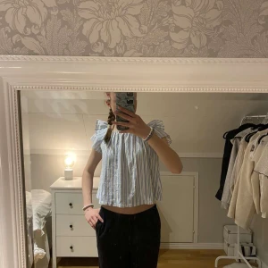 Volangtopp från zara - Volangtopp från zara stl 152. Passar xs.