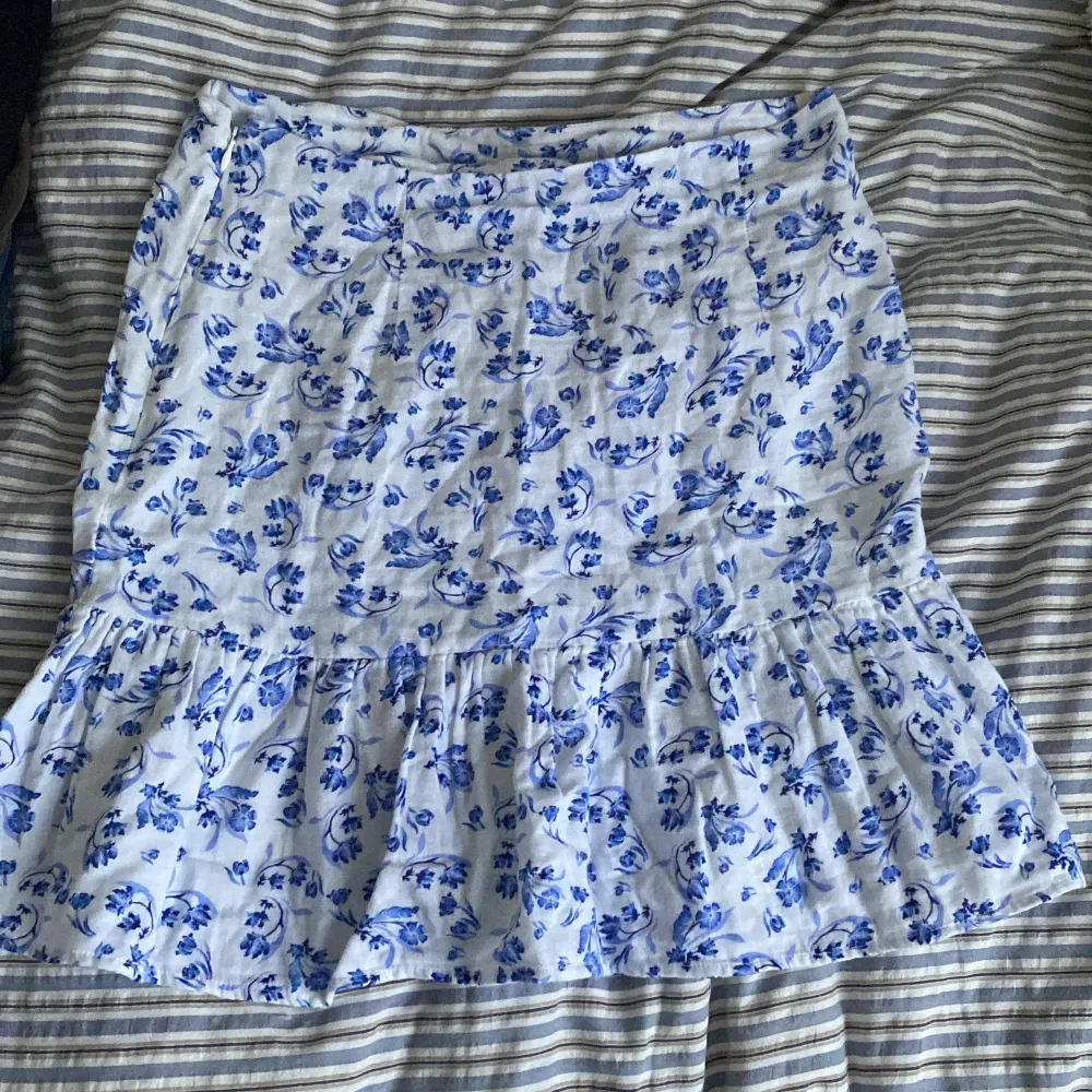 Säljer denna as snygga kjolen jag fick av min bonusmamma för ett tag sedan. Kjolen är ifrån NA-KD men dessvärre finns inte lappen kvar. Jag gissar på att kjolen är i storlek 38. Kjolar.