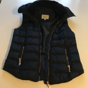 Väst - Mörk blå väst strl 38